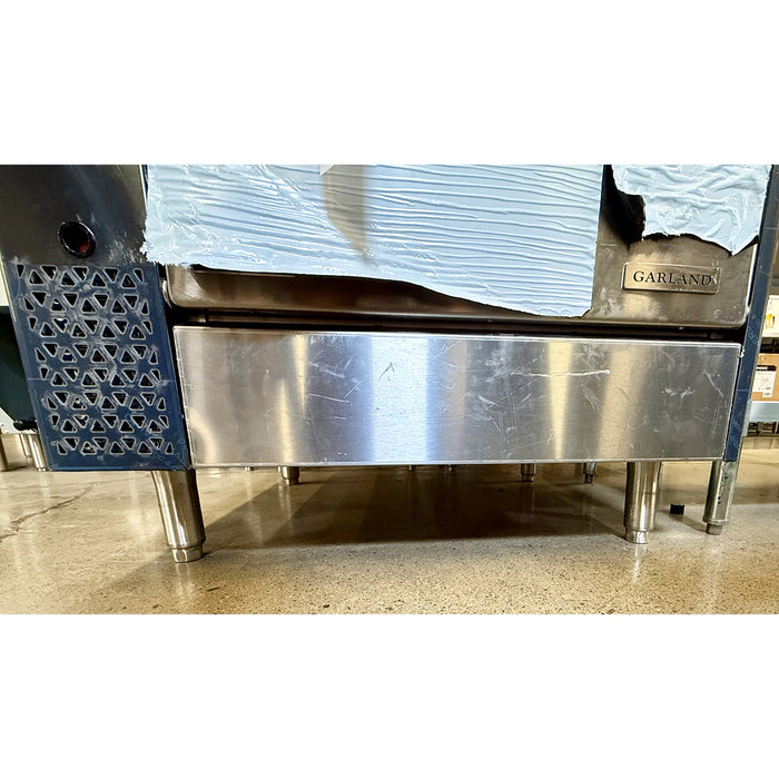 (SHOWROOM MODEL) Garland C36-ARR 36" Cuisine Series Cast-Iron Natural Gas Radiant Charbroiler Range with Standard Oven - 148,000 BTU