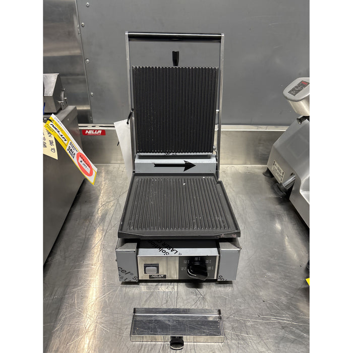 (SCRATCH & DENT) Nella 10" x 9" Ribbed Sandwich Grill 120V - 11375