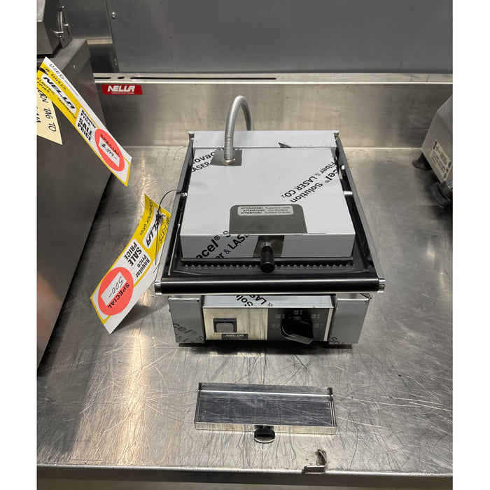 (SCRATCH & DENT) Nella 10" x 9" Ribbed Sandwich Grill 120V - 11375