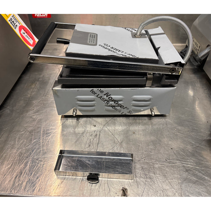 (SCRATCH & DENT) Nella 10" x 9" Ribbed Sandwich Grill 120V - 11375