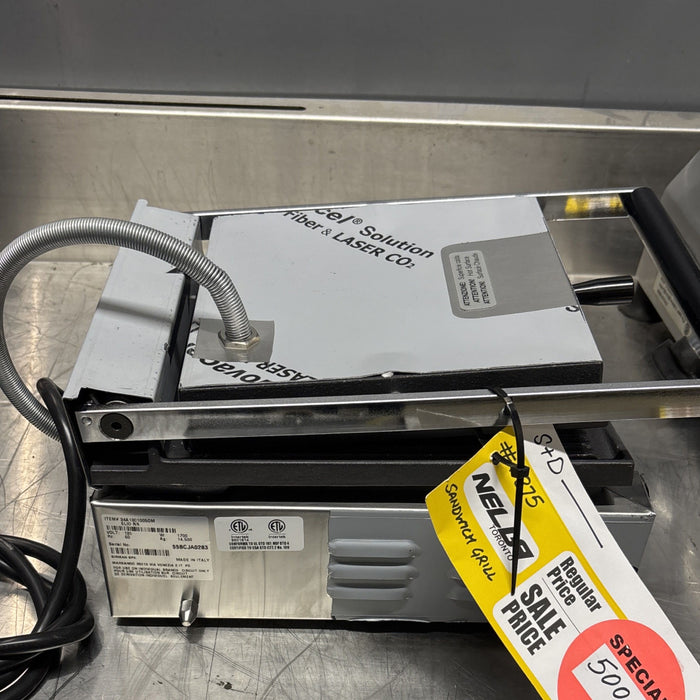 (SCRATCH & DENT) Nella 10" x 9" Ribbed Sandwich Grill 120V - 11375